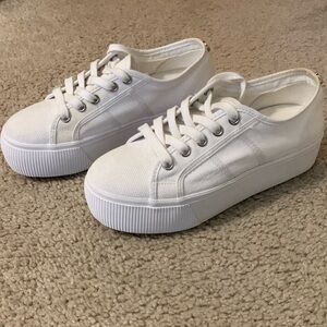 Steve Madden women’s white platform sneaker. Size 5.5M.